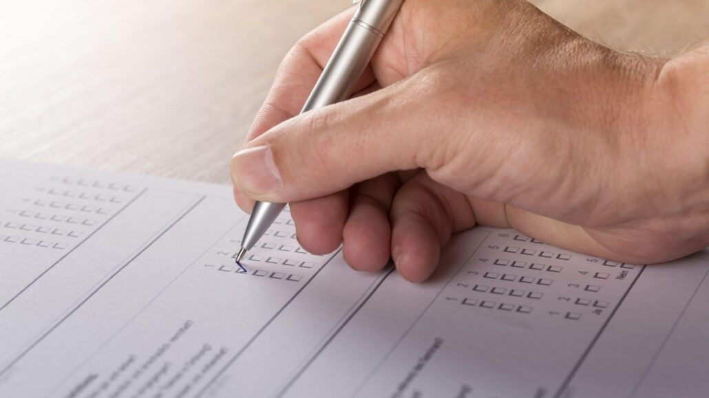 Person filling in the form
